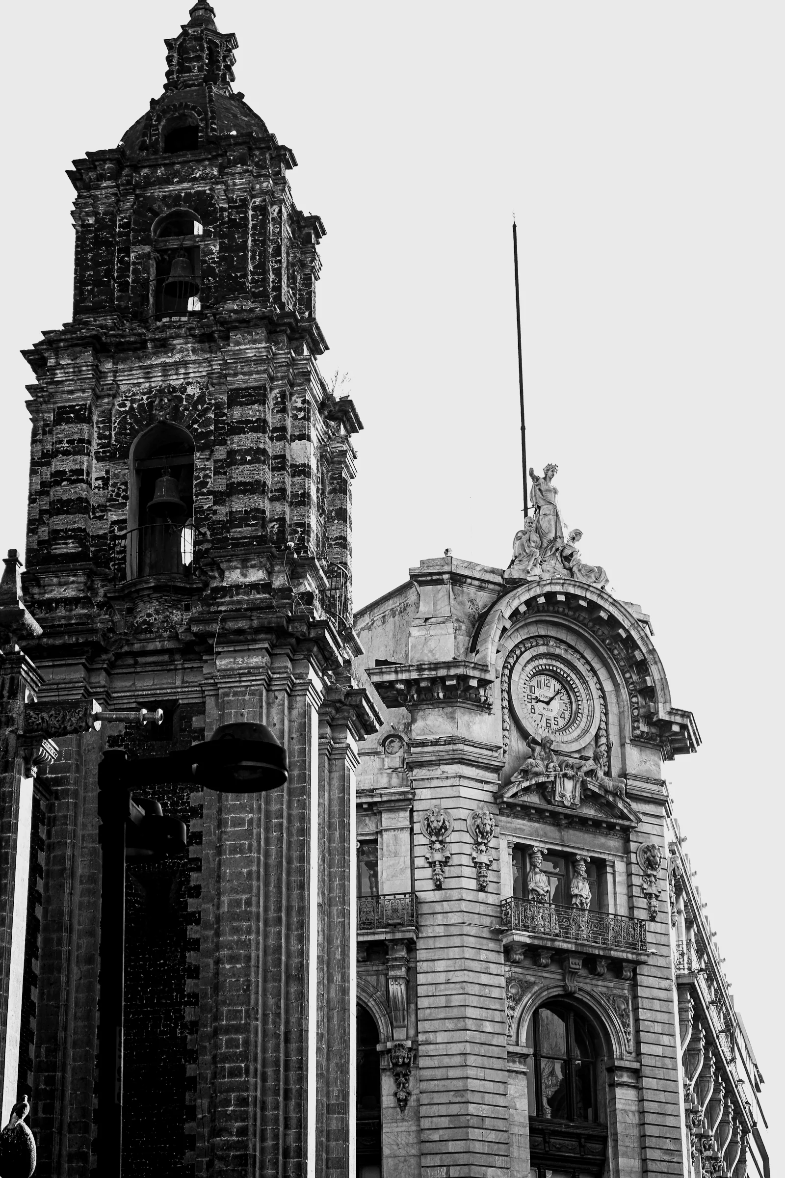 Torre del reloj en Centro Histórico de San Luis Potosí — referencia visual de la sede